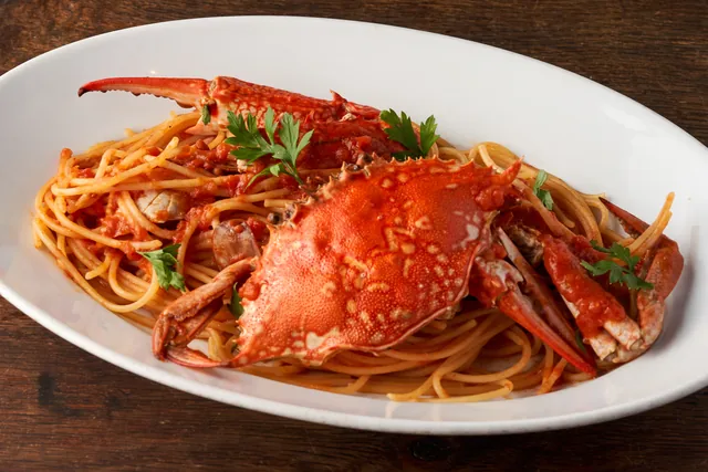 カニを添えたトマトソースのパスタ